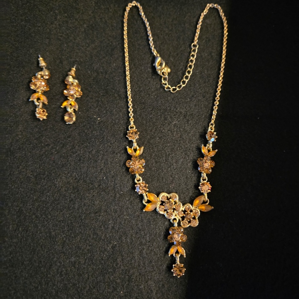 Amber & gold necklace and earrings.